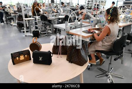 ©PHOTOPQR/OUEST FRANKREICH/Franck Dubray ; Beaulieu sur Laye ; 05/09/2019 ; Visite de l' usine de production des sacs à main de luxe de la marque Louis Vuitton ( groupe LVMH ) à Beaulieu sur Laye - Beaulieu sur Laye , Frankreich, sept 5. 2019 - Louis Vuitton Taschen werden hergestellt Stockfoto