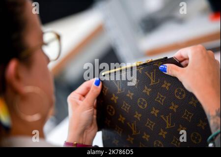 ©PHOTOPQR/OUEST FRANKREICH/Franck Dubray ; Beaulieu sur Laye ; 05/09/2019 ; Visite de l' usine de production des sacs à main de luxe de la marque Louis Vuitton ( groupe LVMH ) à Beaulieu sur Laye - Beaulieu sur Laye , Frankreich, sept 5. 2019 - Louis Vuitton Taschen werden hergestellt Stockfoto