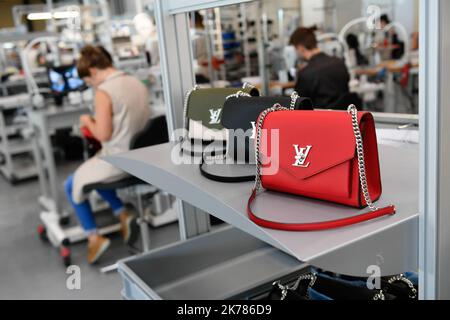 ©PHOTOPQR/OUEST FRANKREICH/Franck Dubray ; Beaulieu sur Laye ; 05/09/2019 ; Visite de l' usine de production des sacs à main de luxe de la marque Louis Vuitton ( groupe LVMH ) à Beaulieu sur Laye - Beaulieu sur Laye , Frankreich, sept 5. 2019 - Louis Vuitton Taschen werden hergestellt Stockfoto