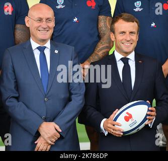 Frankreichs Präsident Emmanuel Macron, der Präsident der französischen Rugby-Föderation Bernard Laporte am 5. September 2019 im National Rugby Centre in Marcoussis, südlich von Paris. Das französische Rugby-Team bereitet sich auf die bevorstehende Weltmeisterschaft 2019 in Japan vor. Präsident Macron besuchte vor der bevorstehenden Rugby-Weltmeisterschaft das National Rugby Center in Marcoussis. Stockfoto