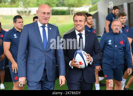 Frankreichs Präsident Emmanuel Macron, der Präsident der französischen Rugby-Föderation Bernard Laporte am 5. September 2019 im National Rugby Centre in Marcoussis, südlich von Paris. Das französische Rugby-Team bereitet sich auf die bevorstehende Weltmeisterschaft 2019 in Japan vor. Präsident Macron besuchte vor der bevorstehenden Rugby-Weltmeisterschaft das National Rugby Center in Marcoussis Stockfoto