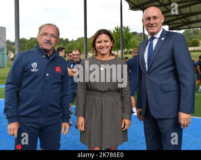 Jacques Brunel, Präsident des französischen Rugby-Verbandes Bernard Laporte und die französische Sportministerin Roxana Maracineanu am 5. September 2019 im National Rugby Centre in Marcoussis, südlich von Paris. Das französische Rugby-Team bereitet sich auf die bevorstehende Weltmeisterschaft 2019 in Japan vor. Präsident Macron besuchte vor der bevorstehenden Rugby-Weltmeisterschaft das National Rugby Center in Marcoussis. Stockfoto