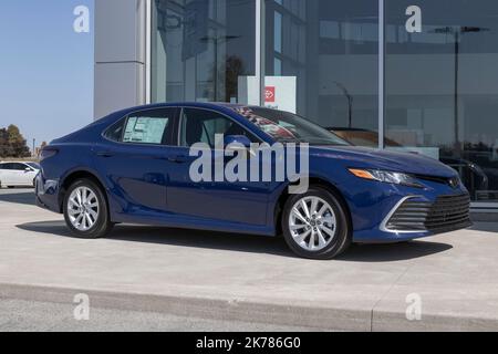 WHITESTOWN - ca. Oktober 2022: Toyota Camry-Ausstellung in einem Autohaus. Toyota bietet die Camry in LE, SE, XLE, XSE und V6 Motormodelle. Stockfoto