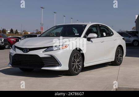 WHITESTOWN - ca. Oktober 2022: Toyota Camry-Ausstellung in einem Autohaus. Toyota bietet die Camry in LE, SE, XLE, XSE und V6 Motormodelle. Stockfoto