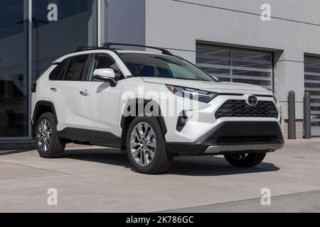 WHITESTOWN - ca. Oktober 2022: Toyota RAV4 Display in einem Autohaus. Toyota bietet die Modelle RAV4 in LE, XLE, Adventure und Limited an. Stockfoto