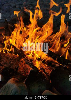 Ein riesiges Feuer am Fluss in einem Stein Stockfoto