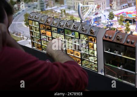 Die Mini World Lyon ist der größte animierte Miniaturpark Frankreichs und wurde auf über 3.000 m² in Innenräumen errichtet. Dieser Freizeitpark eignet sich für alle Altersgruppen und bietet ein Eintauchen in riesige Mini-Welten voller Zauber und Humor. Für die ersten 3 Welten (Stadt, Berg, Land) wurden 70.000 Stunden Arbeit benötigt. Das 4., das der Stadt Lyon und dem Miniature Festival of Lights gewidmet ist, erwartet Sie mit einer spektakulären Szenografie, um Sie (wieder) die Highlights der Stadt Lyon entdecken zu lassen! Stockfoto