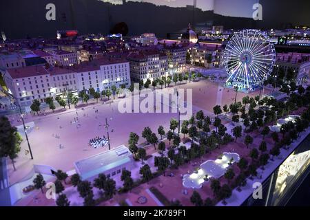 Die Mini World Lyon ist der größte animierte Miniaturpark Frankreichs und wurde auf über 3.000 m² in Innenräumen errichtet. Dieser Freizeitpark eignet sich für alle Altersgruppen und bietet ein Eintauchen in riesige Mini-Welten voller Zauber und Humor. Für die ersten 3 Welten (Stadt, Berg, Land) wurden 70.000 Stunden Arbeit benötigt. Das 4., das der Stadt Lyon und dem Miniature Festival of Lights gewidmet ist, erwartet Sie mit einer spektakulären Szenografie, um Sie (wieder) die Highlights der Stadt Lyon entdecken zu lassen! Stockfoto