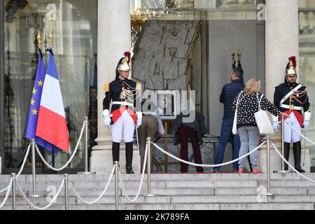 Die Franzosen gingen zum Elysee oder ein Porträt und Hefte von Beschwerden standen allen zur Verfügung, um Jacques Chirac am 27. September 2019 in Paris zu ehren. Stockfoto