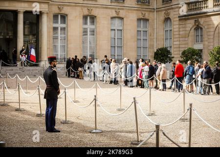 ©THOMAS PADILLA/MAXPPP - 27/09/2019 ; PARIS, FRANKREICH ; OUVERTURE DES PORTES DU PALAIS DE L' ELYSEE AU PUBLIC POUR UN HOMMAGE A L' ANCIEN PRESIDENT DE LA REPUBLIQUE JACQUES CHIRAC. Die französische Öffentlichkeit steht vor einem Bild des verstorbenen französischen Präsidenten Jacques Chirac, das am 27. September 2019 im Präsidentenpalast von Elysee in Paris ausgestellt wurde, um seine Anerkennung zu zollen Stockfoto
