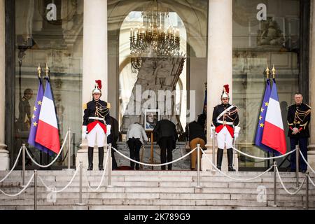 ©THOMAS PADILLA/MAXPPP - 27/09/2019 ; PARIS, FRANKREICH ; OUVERTURE DES PORTES DU PALAIS DE L' ELYSEE AU PUBLIC POUR UN HOMMAGE A L' ANCIEN PRESIDENT DE LA REPUBLIQUE JACQUES CHIRAC. Die französische Öffentlichkeit steht vor einem Bild des verstorbenen französischen Präsidenten Jacques Chirac, das am 27. September 2019 im Präsidentenpalast von Elysee in Paris ausgestellt wurde, um seine Anerkennung zu zollen Stockfoto