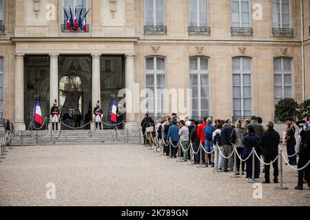 ©THOMAS PADILLA/MAXPPP - 27/09/2019 ; PARIS, FRANKREICH ; OUVERTURE DES PORTES DU PALAIS DE L' ELYSEE AU PUBLIC POUR UN HOMMAGE A L' ANCIEN PRESIDENT DE LA REPUBLIQUE JACQUES CHIRAC. Die französische Öffentlichkeit steht vor einem Bild des verstorbenen französischen Präsidenten Jacques Chirac, das am 27. September 2019 im Präsidentenpalast von Elysee in Paris ausgestellt wurde, um seine Anerkennung zu zollen Stockfoto