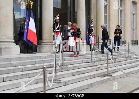 Die Franzosen gingen zum Elysee oder ein Porträt und Hefte von Beschwerden standen allen zur Verfügung, um Jacques Chirac am 27. September 2019 in Paris zu ehren. Stockfoto