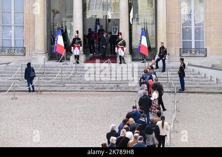 Die Franzosen gingen zum Elysee oder ein Porträt und Hefte von Beschwerden standen allen zur Verfügung, um Jacques Chirac am 27. September 2019 in Paris zu ehren. Stockfoto