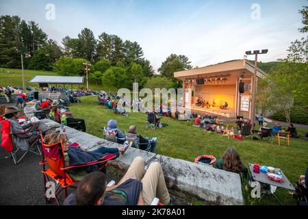 Dori Freeman und die Winston Salem Symphony treten auf der Bühne des Blue Ridge Music Center auf Stockfoto