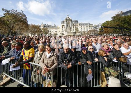 Sebastien Muylaert/MAXPPP - während der Beerdigungen des ehemaligen französischen Präsidenten Jacques Chirac in Eglise Saint-Sulpice in Paris, Frankreich, versammeln sich Massen. Die Staats- und Regierungschefs der Welt haben sich in Paris versammelt, um dem ehemaligen französischen Präsidenten Jacques Chirac, der am Donnerstag, dem 26. September, im Alter von 86 Jahren starb, ihre letzte Ehre zu erweisen. 30.09.2019 Stockfoto