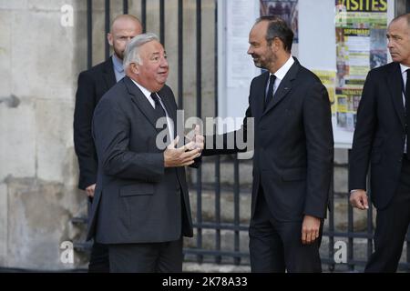 Sebastien Muylaert/MAXPPP - Senatspräsident Gerard Larcher (L) wird vom französischen Premierminister Edouard Philippe begrüßt, als er zu einem Gottesdienst für den ehemaligen französischen Präsidenten Jacques Chirac in Eglise Saint-Sulpice in Paris, Frankreich, eintrifft. . Der ehemalige Präsident der Französischen Republik, Jacques Chirac, der im Alter von 86 Jahren starb, wird heute auf dem Friedhof Montparnasse in Paris beigesetzt. 30.09.2019 Stockfoto