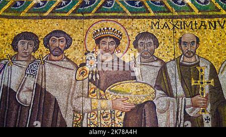 JUSTINIAN 1 (482-565) Oströmischer Kaiser in einem zeitgenössischen Mosaik in der Basilika San vitale, Ravenna, Italien. Stockfoto