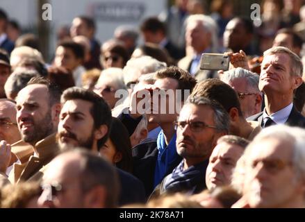 Funeral des ehemaligen französischen Präsidenten Jacques Chirac bei der Eglise Saint-Sulpice (St. Sulpitius' Church) in Paris, Frankreich am 30. September 2019, im Bild: Die Menge schaut auf den Coffin des ehemaligen französischen Präsidenten Jacques Chirac, der in die Kirche kommt. â© Pierre Teyssot/Maxppp Stockfoto