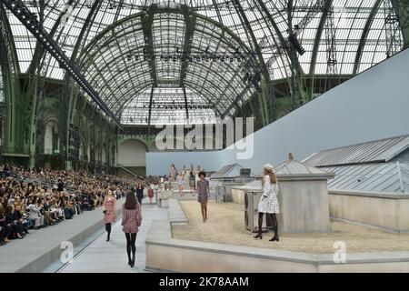 Ein Model läuft auf der Piste während der Chanel Womenswear Frühjahr/Sommer 2020 im Rahmen der Paris Fashion Week am 01. Oktober 2019 in Paris, Frankreich. Stockfoto