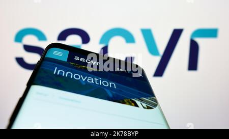Mobiltelefon mit Webseite des spanischen Infrastrukturunternehmens Sacyr SA auf dem Bildschirm vor dem Unternehmenslogo. Konzentrieren Sie sich auf die obere linke Seite des Telefondisplays. Stockfoto
