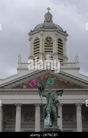 Extinction Rebellion Protest die Extinction Rebellion Bewegung Belgien hat heute in Brüssel eine Aktion zivilen Ungehorsams und der Besetzung des Gartens des Königs gestartet. (Verbotenes Demonstrationsgebiet), schließlich ist es der Ort der Paläste, die besetzt werden. Stockfoto