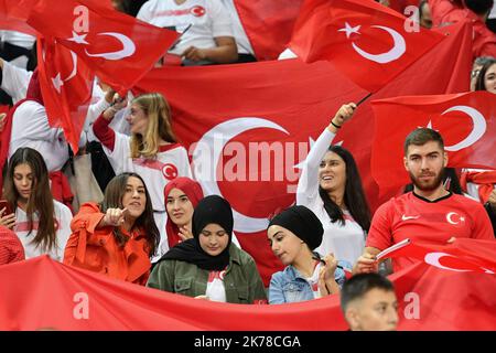 Türkische Fans en Masse während des Frankreich-Türkei-Spiels am 14. Oktober 2019 im Stade de France für die Qualifikation zur Euro 2020. Stockfoto