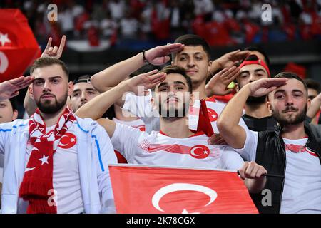 Türkische Fans en Masse während des Frankreich-Türkei-Spiels am 14. Oktober 2019 im Stade de France für die Qualifikation zur Euro 2020. Stockfoto