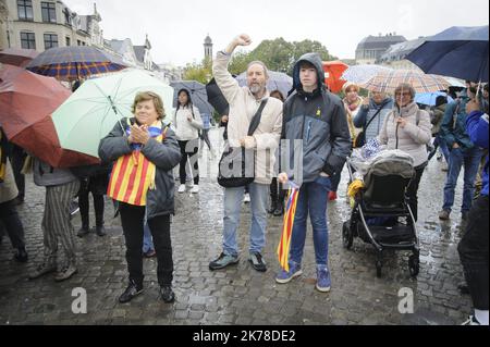 An diesem Sonntag organisierten hundert Menschen aus der katalanischen Gemeinschaft in Brüssel und ihre Anhänger einen marsch zur Unterstützung der katalanischen Bevölkerung und verurteilten die Verwaltung dieser Angelegenheit durch die zentralspanische Regierung. Die Ankunft war nicht weit vom Grand Place von Brüssel entfernt. Stockfoto