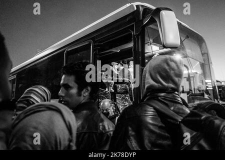 / 03/10/2019 - Frankreich / Ile-de-France (Region) / Paris - Bus für Familien. Unterschlupf für Flüchtlinge im Norden von Paris. Eines der vielen Lager in der Nähe der Peripherie Porte d'Aubervilliers wurde evakuiert. Laut den Verbänden leben derzeit in Paris 3200 Menschen auf der Straße.Paris, Frankreich. 3. Oktober 2019. Stockfoto