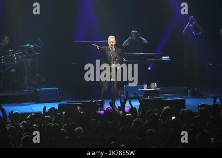 Sting performs at the Palais Nikaia in Nice, Southeastern France©PHOTOPQR/NICE MATIN ; Le chanteur Sting au Nikaia de Nice, avec Le Bras en écharpe. Sting' tritt am 26. Oktober 2019 im Palais Nikaia in Nizza im Südosten Frankreichs auf. Stockfoto