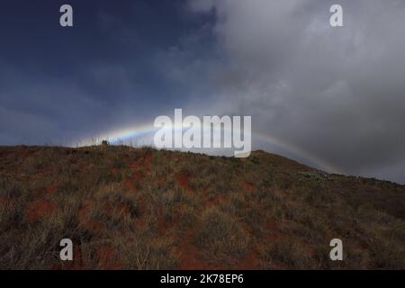 ©Arnaud De Grave / Le Pictorium/MAXPPP - Arnaud De Grave / Le Pictorium - 02/07/2014 - Madagaskar / Alaotra-Mangoro - Arc en ciel sur la colline surplombant le lac Alaotra. / 02/07/2014 - Madagaskar / Alaotra-Mangoro - Regenbogen über dem Hügel am Alaotra-See. Stockfoto