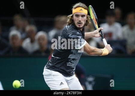 ©Sebastien Muylaert/MAXPPP - Stefanos Tsitsipas aus Griechenland im Einsatz während seines zweiten Spiels gegen Taylor Fritz aus den Vereinigten Staaten beim Rolex Paris Masters Tennisturnier? In Paris, Frankreich.30.10.2019 Stockfoto