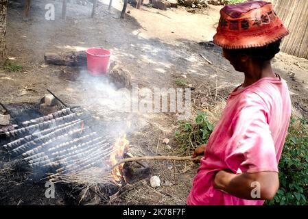 ©Arnaud De Grave / Le Pictorium/MAXPPP - Arnaud De Grave / Le Pictorium - 04/12/2015 - Madagaskar / Alaotra-Mangoro - Fumage de poissons. / 04/12/2015 - Madagaskar / Alaotra-Mangoro - kleine Fische rauchen. Stockfoto