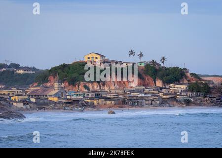 Cape Coast, Ghana - 13. April 2022: Nautischer Blick auf die Fischereiflotte vom Cape Coast Castle aus Stockfoto