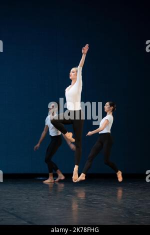 CHOREOGRAPHIE Merce Cunningham COMPANY das Royal Ballet NACHGEBILDET VON Daniel Squire MUSIK Conlon Nancarrow (Rhythm Studies for Player Piano) KOSTÜMDESIGN Merce Cunningham LICHTDESIGN Clifton Taylor d'Apres Beverly Emmons TANZ Romany Pajdak, Julia Roscoe, Joseph Sissens PLACE Theatre National de la Danse de Chaillot STADT Paris DATUM 22/10/2019 TEIL DES Centenaire de Merce Cunningham-STÜCKS WURDE AM 31. JULI 1964 IM QUEEN'S WELLS THEATER (LONDON) URAUFGEFÜHRT. Stockfoto