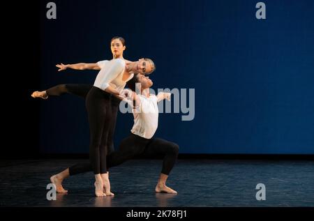 CHOREOGRAPHIE Merce Cunningham COMPANY das Royal Ballet NACHGEBILDET VON Daniel Squire MUSIK Conlon Nancarrow (Rhythm Studies for Player Piano) KOSTÜMDESIGN Merce Cunningham LICHTDESIGN Clifton Taylor d'Apres Beverly Emmons TANZ Romany Pajdak, Julia Roscoe, Joseph Sissens PLACE Theatre National de la Danse de Chaillot STADT Paris DATUM 22/10/2019 TEIL DES Centenaire de Merce Cunningham-STÜCKS WURDE AM 31. JULI 1964 IM QUEEN'S WELLS THEATER (LONDON) URAUFGEFÜHRT. Stockfoto