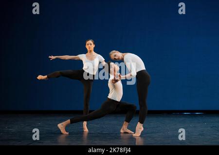 CHOREOGRAPHIE Merce Cunningham COMPANY das Royal Ballet NACHGEBILDET VON Daniel Squire MUSIK Conlon Nancarrow (Rhythm Studies for Player Piano) KOSTÜMDESIGN Merce Cunningham LICHTDESIGN Clifton Taylor d'Apres Beverly Emmons TANZ Romany Pajdak, Julia Roscoe, Joseph Sissens PLACE Theatre National de la Danse de Chaillot STADT Paris DATUM 22/10/2019 TEIL DES Centenaire de Merce Cunningham-STÜCKS WURDE AM 31. JULI 1964 IM QUEEN'S WELLS THEATER (LONDON) URAUFGEFÜHRT. Stockfoto