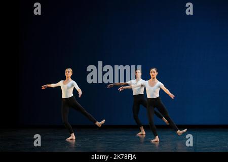 CHOREOGRAPHIE Merce Cunningham COMPANY das Royal Ballet NACHGEBILDET VON Daniel Squire MUSIK Conlon Nancarrow (Rhythm Studies for Player Piano) KOSTÜMDESIGN Merce Cunningham LICHTDESIGN Clifton Taylor d'Apres Beverly Emmons TANZ Romany Pajdak, Julia Roscoe, Joseph Sissens PLACE Theatre National de la Danse de Chaillot STADT Paris DATUM 22/10/2019 TEIL DES Centenaire de Merce Cunningham-STÜCKS WURDE AM 31. JULI 1964 IM QUEEN'S WELLS THEATER (LONDON) URAUFGEFÜHRT. Stockfoto