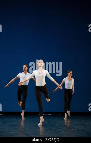 CHOREOGRAPHIE Merce Cunningham COMPANY das Royal Ballet NACHGEBILDET VON Daniel Squire MUSIK Conlon Nancarrow (Rhythm Studies for Player Piano) KOSTÜMDESIGN Merce Cunningham LICHTDESIGN Clifton Taylor d'Apres Beverly Emmons TANZ Romany Pajdak, Julia Roscoe, Joseph Sissens PLACE Theatre National de la Danse de Chaillot STADT Paris DATUM 22/10/2019 TEIL DES Centenaire de Merce Cunningham-STÜCKS WURDE AM 31. JULI 1964 IM QUEEN'S WELLS THEATER (LONDON) URAUFGEFÜHRT. Stockfoto