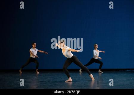 CHOREOGRAPHIE Merce Cunningham COMPANY das Royal Ballet NACHGEBILDET VON Daniel Squire MUSIK Conlon Nancarrow (Rhythm Studies for Player Piano) KOSTÜMDESIGN Merce Cunningham LICHTDESIGN Clifton Taylor d'Apres Beverly Emmons TANZ Romany Pajdak, Julia Roscoe, Joseph Sissens PLACE Theatre National de la Danse de Chaillot STADT Paris DATUM 22/10/2019 TEIL DES Centenaire de Merce Cunningham-STÜCKS WURDE AM 31. JULI 1964 IM QUEEN'S WELLS THEATER (LONDON) URAUFGEFÜHRT. Stockfoto