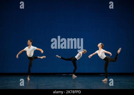 CHOREOGRAPHIE Merce Cunningham COMPANY das Royal Ballet NACHGEBILDET VON Daniel Squire MUSIK Conlon Nancarrow (Rhythm Studies for Player Piano) KOSTÜMDESIGN Merce Cunningham LICHTDESIGN Clifton Taylor d'Apres Beverly Emmons TANZ Romany Pajdak, Julia Roscoe, Joseph Sissens PLACE Theatre National de la Danse de Chaillot STADT Paris DATUM 22/10/2019 TEIL DES Centenaire de Merce Cunningham-STÜCKS WURDE AM 31. JULI 1964 IM QUEEN'S WELLS THEATER (LONDON) URAUFGEFÜHRT. Stockfoto