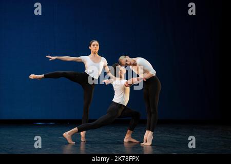 CHOREOGRAPHIE Merce Cunningham COMPANY das Royal Ballet NACHGEBILDET VON Daniel Squire MUSIK Conlon Nancarrow (Rhythm Studies for Player Piano) KOSTÜMDESIGN Merce Cunningham LICHTDESIGN Clifton Taylor d'Apres Beverly Emmons TANZ Romany Pajdak, Julia Roscoe, Joseph Sissens PLACE Theatre National de la Danse de Chaillot STADT Paris DATUM 22/10/2019 TEIL DES Centenaire de Merce Cunningham-STÜCKS WURDE AM 31. JULI 1964 IM QUEEN'S WELLS THEATER (LONDON) URAUFGEFÜHRT. Stockfoto