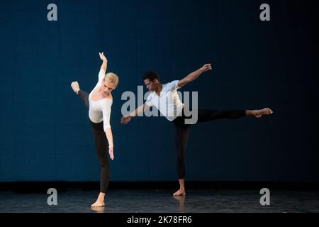 CHOREOGRAPHIE Merce Cunningham COMPANY das Royal Ballet NACHGEBILDET VON Daniel Squire MUSIK Conlon Nancarrow (Rhythm Studies for Player Piano) KOSTÜMDESIGN Merce Cunningham LICHTDESIGN Clifton Taylor d'Apres Beverly Emmons TANZ Romany Pajdak, Julia Roscoe, Joseph Sissens PLACE Theatre National de la Danse de Chaillot STADT Paris DATUM 22/10/2019 TEIL DES Centenaire de Merce Cunningham-STÜCKS WURDE AM 31. JULI 1964 IM QUEEN'S WELLS THEATER (LONDON) URAUFGEFÜHRT. Stockfoto