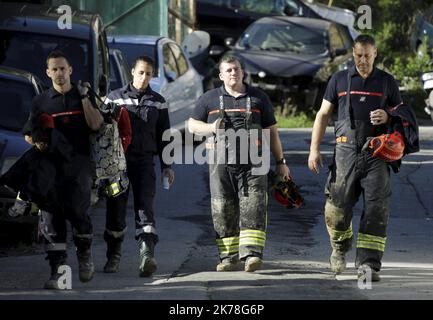 Rettungsmannschaften, Polizei und Sanitäter werden bei einer Adresse in Frankreich gesehen, nachdem die Leiche der 71-jährigen Jacqueline nach einem von Sturm Amelie ausgelösten Schlammrutsche in ihrem Garten begraben gefunden wurde. Stockfoto