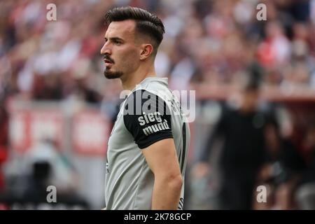 Köln, Deutschland. 16. Oktober 2022. Mergim Berisha (FCA), Köln, Deutschland. 28. August 2022. 1. Bundesliga 10. Spieltag, 1. FC Köln - FC Augsburg die DFL-BESTIMMUNGEN VERBIETEN DIE VERWENDUNG VON FOTOGRAFIEN ALS BILDSEQUENZEN UND/ODER QUASI-VIDEO.Quelle: Jürgen Schwarz/Alamy Live News Quelle: Jürgen Schwarz/Alamy Live News Stockfoto