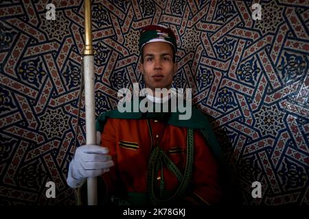 / 1/13/2019 - Marokko / Rabat - Ein Mausoleum-Wächter Mohammed V posiert für ein Foto. Das königliche Grab beherbergt die Gräber von Mohammed V. und seinen Söhnen, Prinz Moulay Abdallah und König Hassan II. Rabat. Marokko. Das Mausoleum ist Teil aller Rabat-Stätten, die als Kulturgut in die UNESCO-Welterbeliste aufgenommen wurden. 13. Januar 2019. Rabat. Marokko. Stockfoto