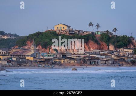 Cape Coast, Ghana - 13. April 2022: Nautischer Blick auf die Fischereiflotte vom Cape Coast Castle aus Stockfoto