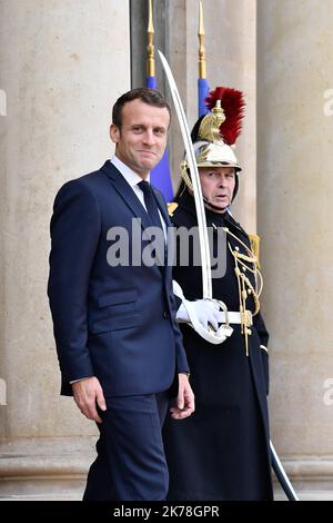 ©Julien Mattia / Le Pictorium/MAXPPP - Julien Mattia / Le Pictorium - 8/11/2019 - Frankreich / Paris - le President Emmanuel Macron recevait au Palais de l'Elysee pour entretien le President de la Republique du Tadschikistan, Mr Emomali RAHMON, le 08 Novembre 2019. / 8/11/2019 - Frankreich / Paris - Präsident Emmanuel Macron hat am 8. November 2019 den Präsidenten der Republik Tadschikistan, Herrn Emomali RAHMON, zu Gesprächen im Elysee-Palast empfangen. Stockfoto