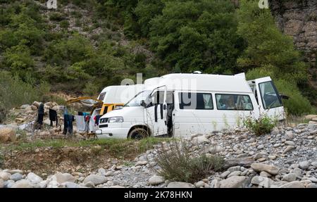 Das weiße VW-Wohnmobil des Reisenden wurde im Camp eingerichtet Stockfoto